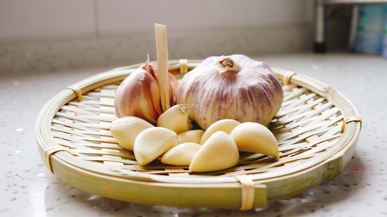 You can recycle garlic peels not just to make compost: here are some ideas