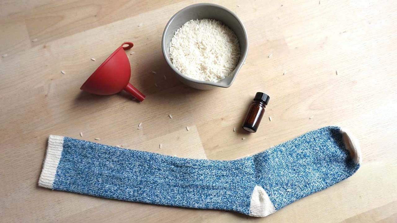 We make the hot bag with salt or rice with the DIY method