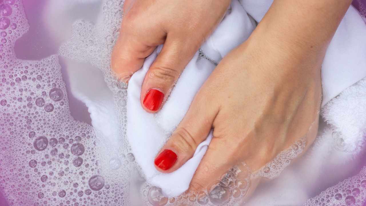 Shiny white, stain-free cloths with Marseille soap and bicarbonate of soda