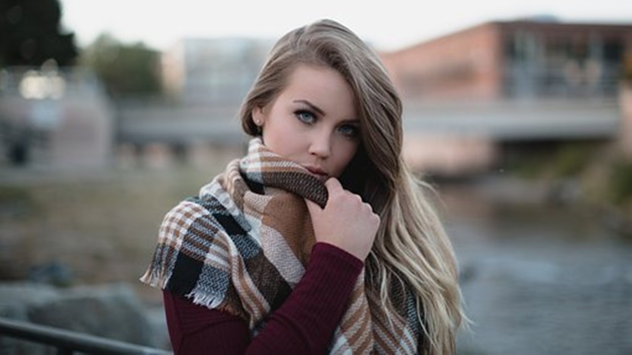 a girl is wearing a lint free scarve