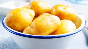 With This Trick You Can Peel Boiled Potatoes in One Minute