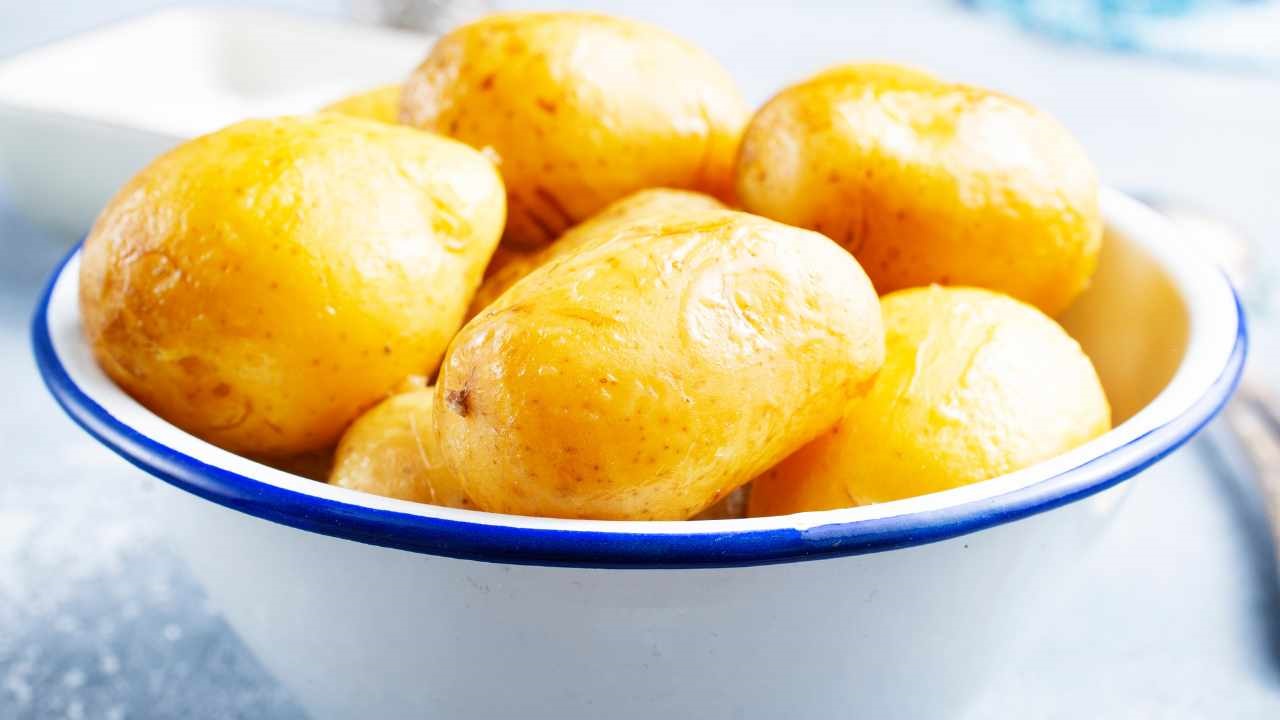 With this trick, you can quickly remove the peel from boiled potatoes