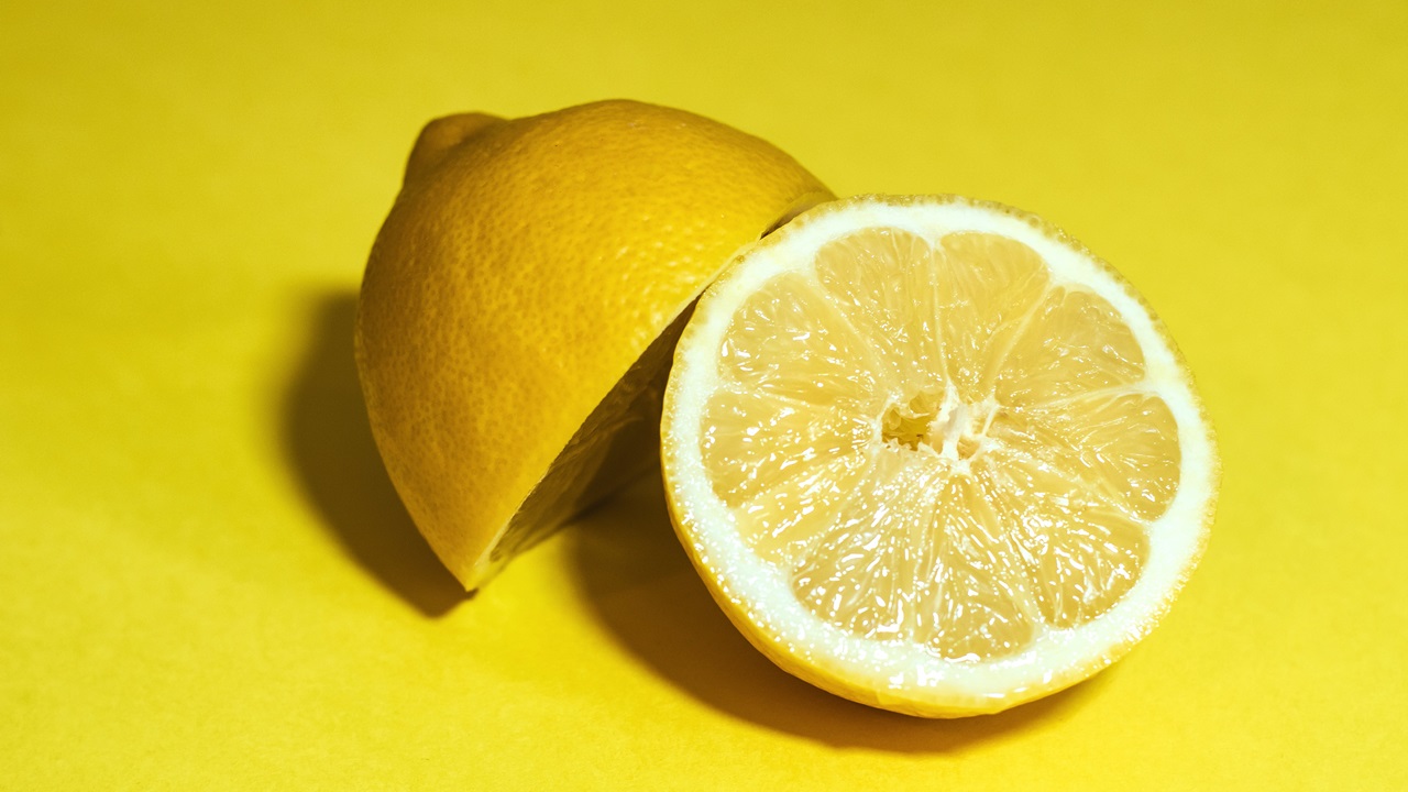 sliced lemon