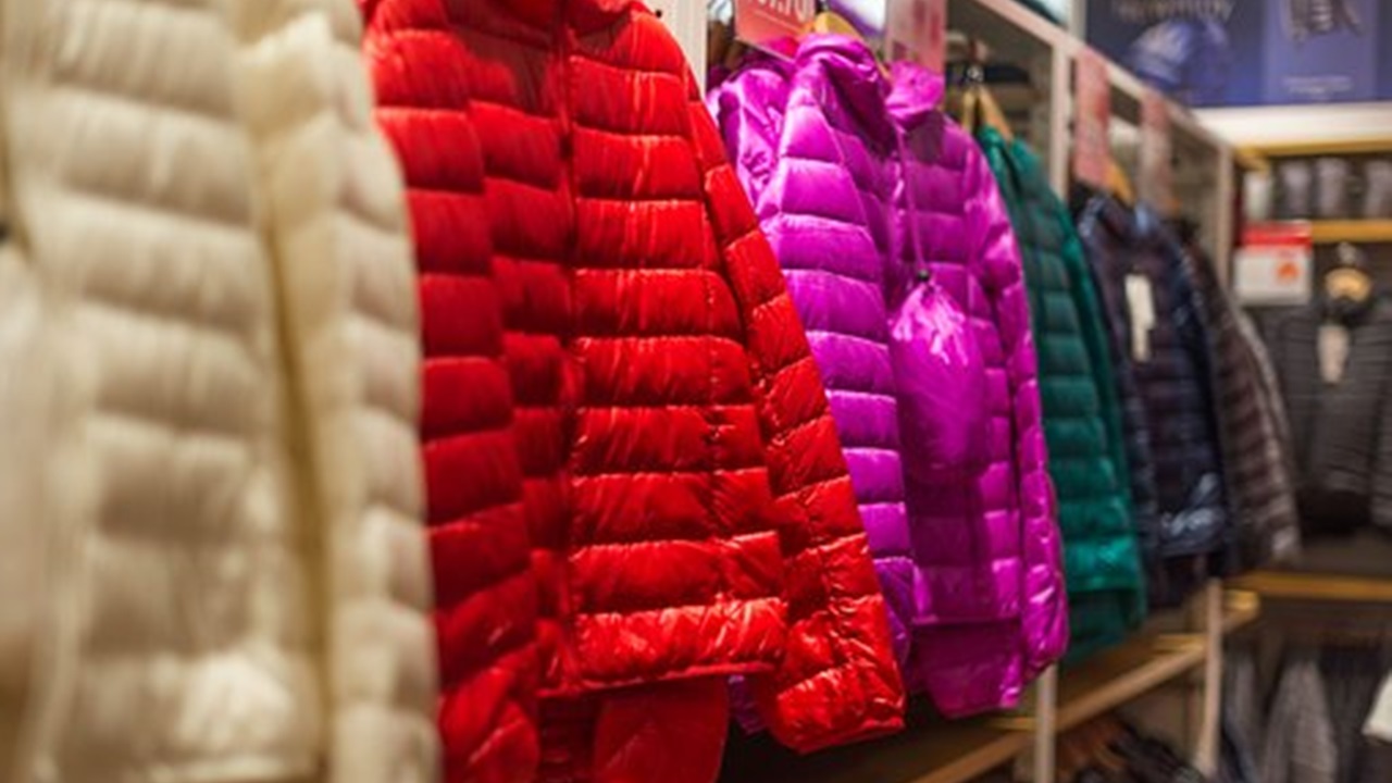 different colors of jackets are placed in the shopping mall