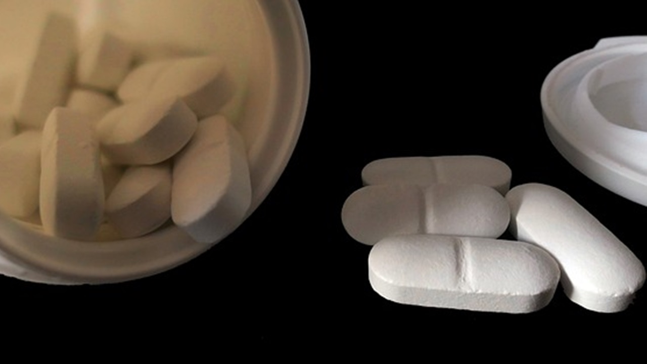 aspirin tablets placed on the table