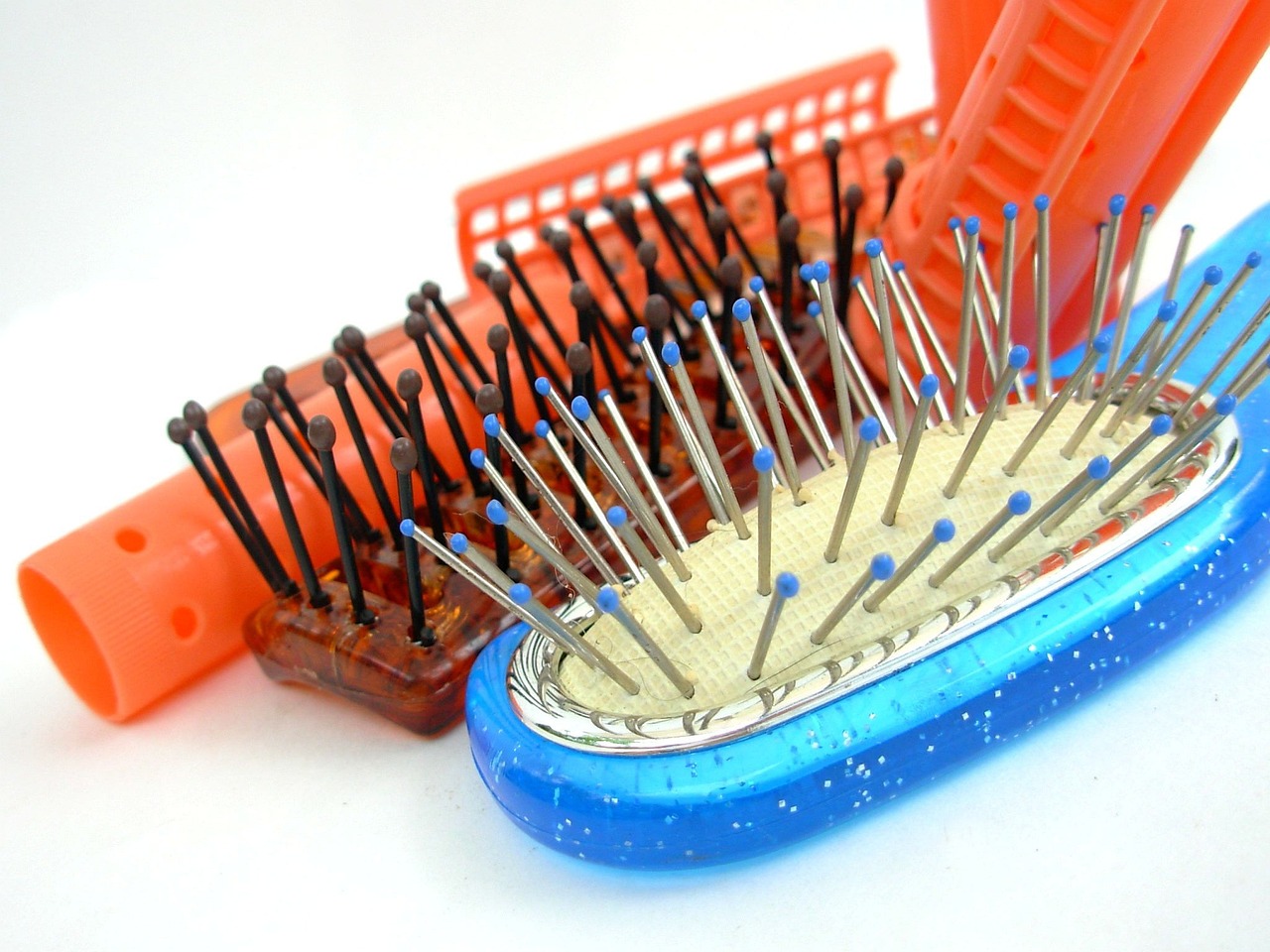 3 brushes are placed on the table after cleaning