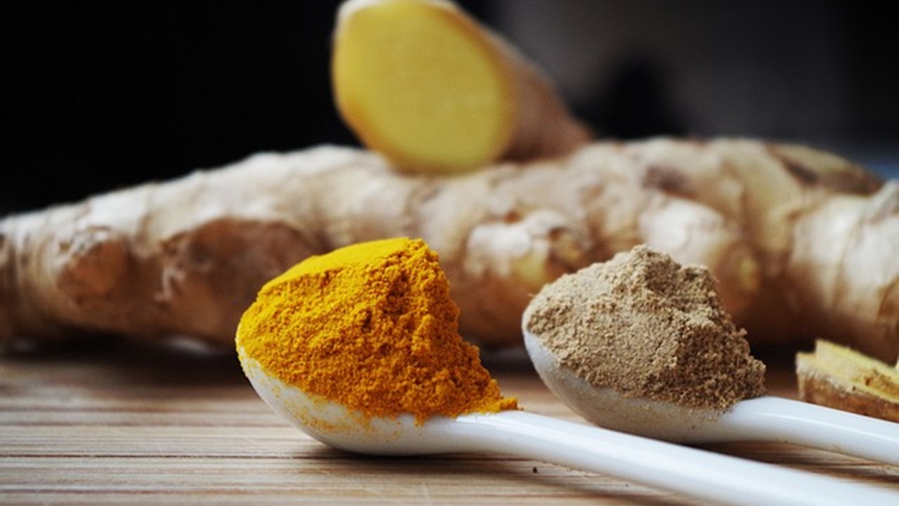 prepare a smoothie , adding a little ginger and lemon juice to the turmeric root