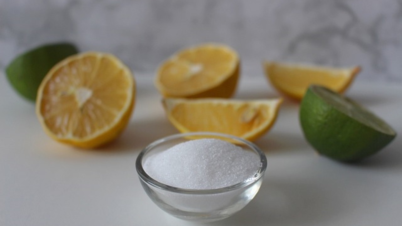some slices of lemon and baking soda in a small bowl are placed on the table