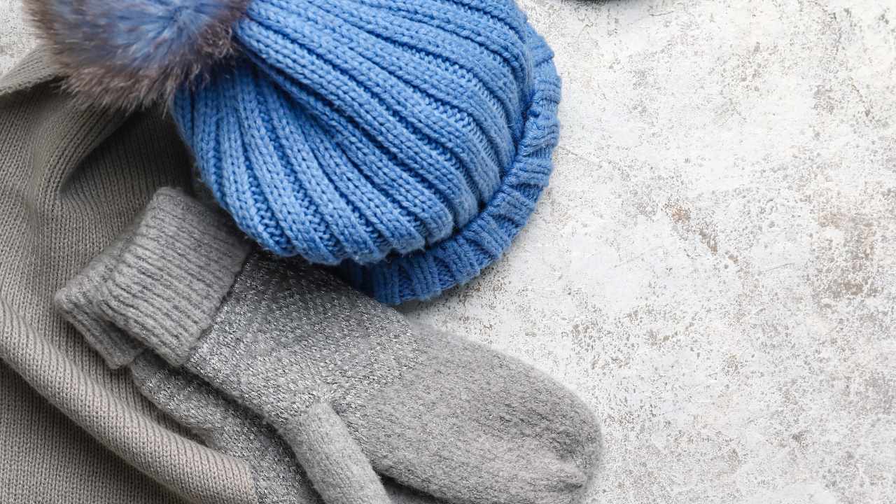 Lint, all the brilliant tricks to remove it from hats and scarves