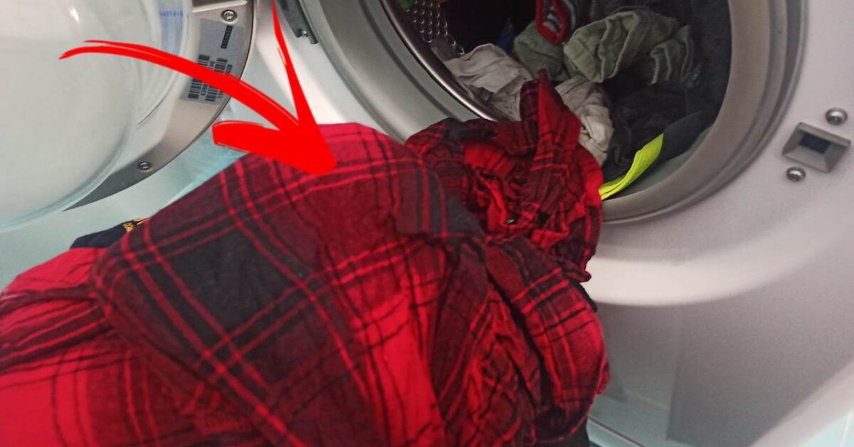 Do This Before Washing Your Clothes. You Will Eliminate the Most Stubborn Grease Stains