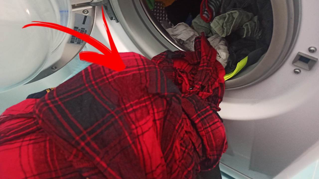 Before putting the clothes in the washing machine, treat the greasy stains that are more difficult to remove in this way