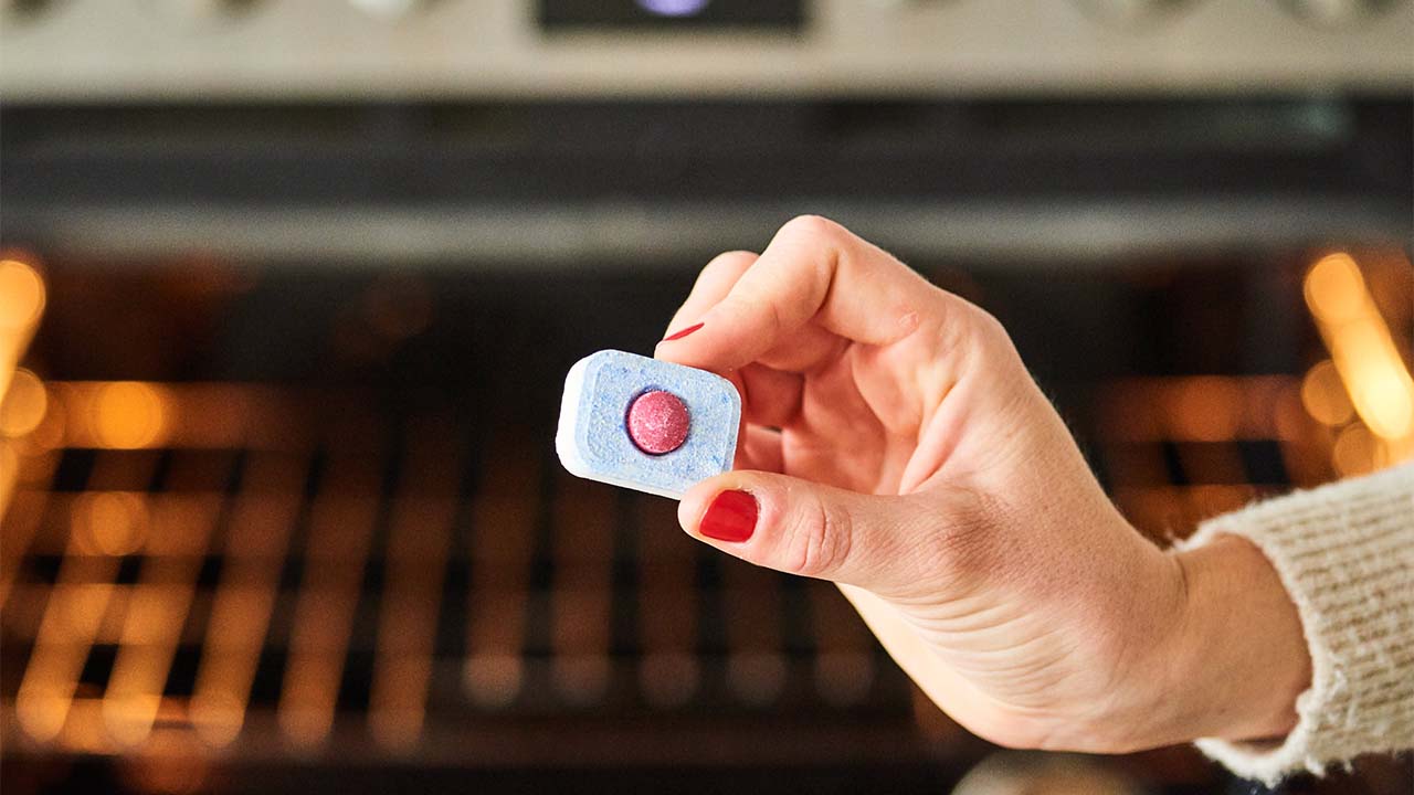 How to clean the encrusted oven easily? With a dishwasher tablet